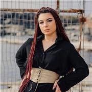 ragazza impartisce lezioni di spagnolo e scuola primaria